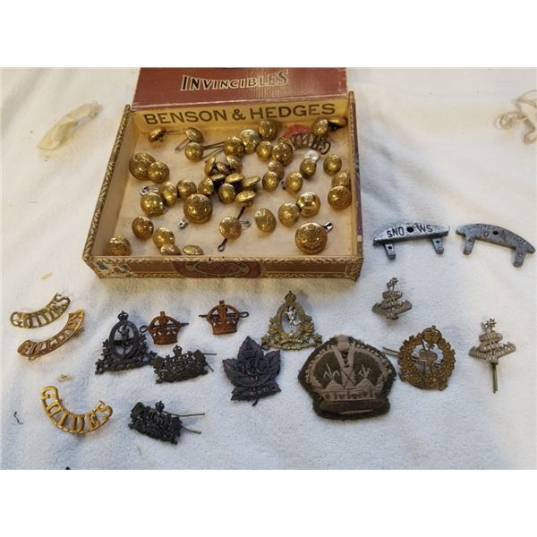 TRAY OF WW2 ROYAL CANADIAN SIGNAL CORPS AND CORPS OF GUIDES BRASS PINS, BADGES AND BUTTONS