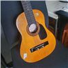 Image 2 : KIDS SIZE ACOUSTIC GUITAR