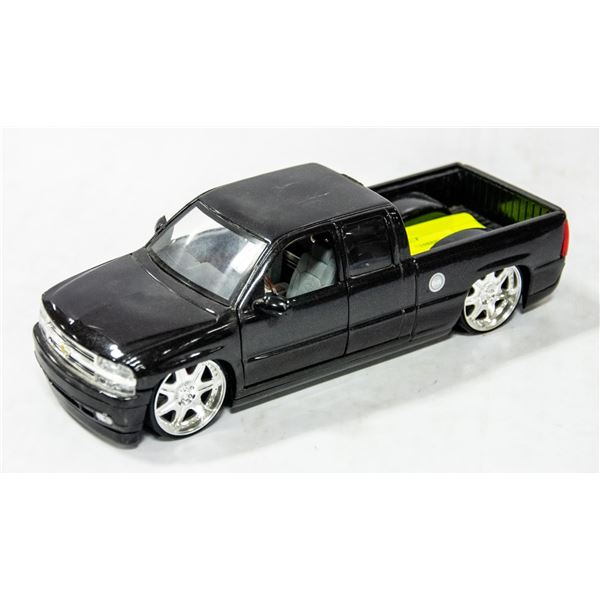 1/24 SCALE CHEVY 2002 DIE CAST