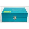 Image 2 : TURQUOIS WOOD BOX WITH ESTATE COLLECTIBLE