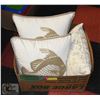 Image 1 : BOX WITH 2 POTTERY BARN DECORATIVE PILLOWS