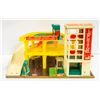 Image 1 : 1970 FISHER PRICE PARKING RAMP SERVICE CENTER