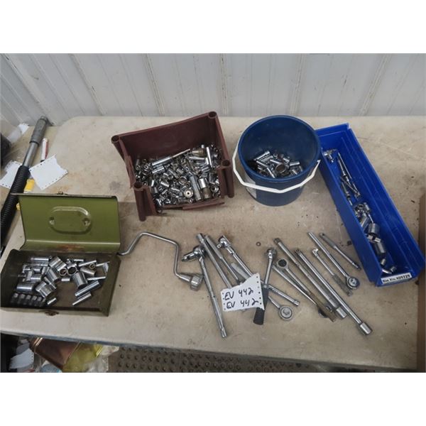 (ev) Quantity of Sockets , ratchets bars, storage box, Ext. 3/8", 1/2", 1/4"