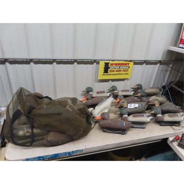 20 Floating Duck Decoys w Bag