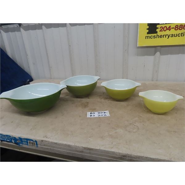 4 Pyrex Mixing Bowls