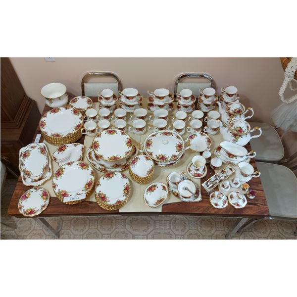Old Country Roses Royal Albert bone china - huge collection incl. 2 teapots, gravy boat, serving pla