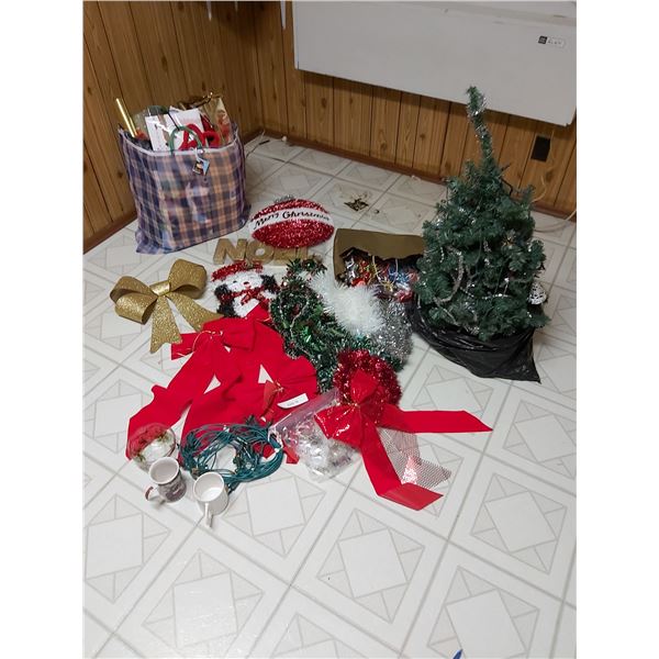 Large Christmas lot incl. tinsel, lights, decorations, bows, 3-foot tree, mugs glass bowl