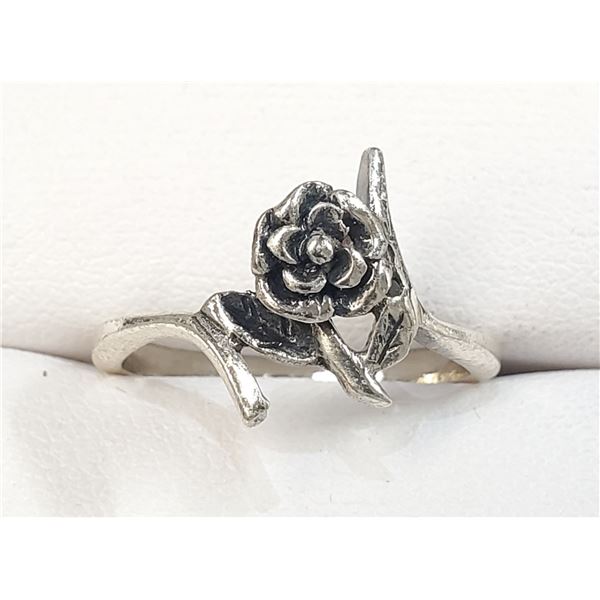 SILVER FLOWER DESIGN RING SIZE 6.75