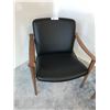 Image 2 : HIELLE MODEL 711 BLACK PRESCOTT LEATHER WALNUT LOUNGE CHAIR RETAIL $4922.22 CAN