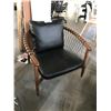 Image 1 : GEIGER CROSS HATCH BLACK LEATHER/WALNUT LOUNGE CHAIR RETAIL $3972.29 CAN