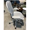 Image 2 : HERMAN MILLER AERON MINERAL GREY FULLY ADJUSTABLE TASK CHAIR SIZE C RETAIL PRICE $2370 CAN