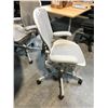 Image 2 : HERMAN MILLER AERON MINERAL GREY FULLY ADJUSTABLE TASK CHAIR SIZE B RETAIL PRICE $1895 CAN