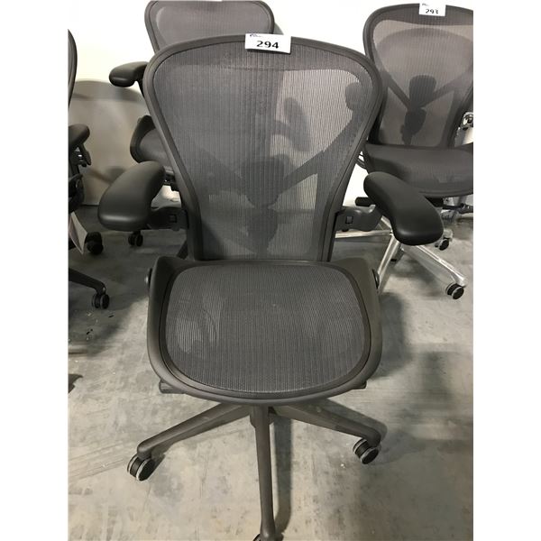 HERMAN MILLER AERON GRAPHITE FULLY ADJUSTABLE TASK CHAIR (SIZE B) RETAIL $2030 CAN