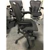 Image 2 : HERMAN MILLER AERON GRAPHITE FULLY ADJUSTABLE TASK CHAIR (SIZE B) RETAIL $2030 CAN