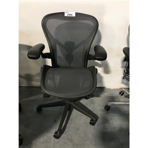 HERMAN MILLER AERON GRAPHITE FULLY ADJUSTABLE TASK CHAIR (SIZE B) RETAIL $2030 CAN