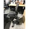 Image 3 : HERMAN MILLER AERON GRAPHITE FULLY ADJUSTABLE TASK CHAIR SIZE B RETAIL $1805 CAN