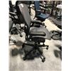 Image 2 : HERMAN MILLER AERON GRAPHITE FULLY ADJUSTABLE TASK CHAIR SIZE B RETAIL $1805 CAN