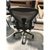 Image 4 : HERMAN MILLER AERON BLACK STANDARD ADJUSTABLE TASK CHAIR SIZE B RETAIL $1733 CAN