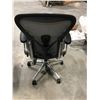 Image 4 : HERMAN MILLER AERON GRAPHITE FULLY ADJUSTABLE SIZE B TASK CHAIR  RETAIL PRICE $2030 CAN