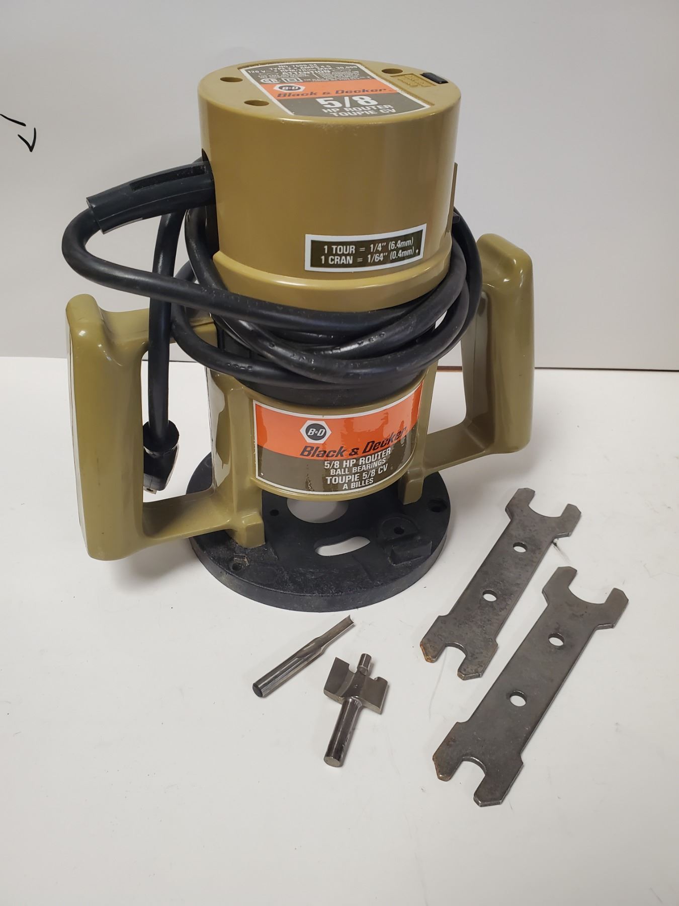 BLACK AND DECKER 5/8 HP ROUTER