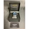 Image 2 : BRAND NEW MEN'S LATOR CALIBRE L2842 CHRONOGRAPH WATCH, STAINLESS STEEL STRAP, BLUE DIAL & BEZEL,