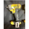 Image 2 : 5 CORDLESS DEWALT TOOLS AND 1 BATTERY : DRILLS AND  FLASHLIGHT