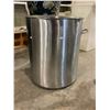 Image 2 : LARGE STAINLESS STEEL POT WITH LID 24 X 20