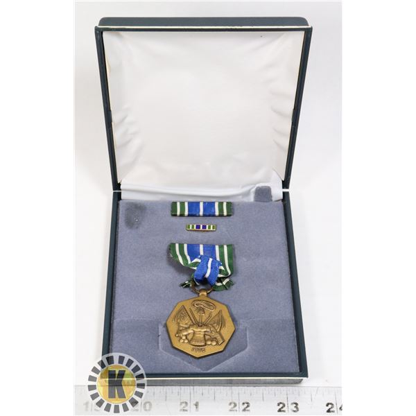 #405 USA AMERICA BOXED MEDAL MILITARY ACHIEVEMENT