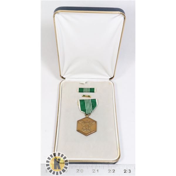 #406  USA AMERICA BOXED MEDAL MILITARY MERIT