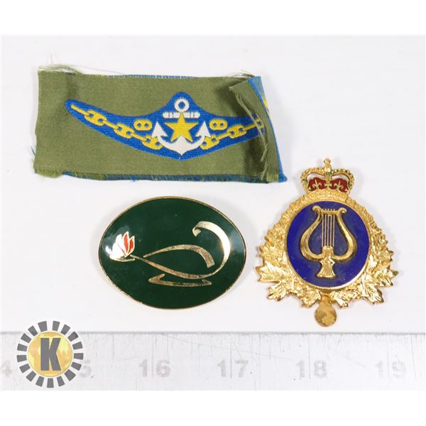 BUNDLE OF VINTAGE MILITARY INSIGNIA