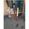 Image 2 : 2 BUNDLES OF GARDEN TOOLS, SHOVELS, RAKE, PITCHFORK, EXTENTION POLE