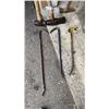 Image 2 : LOT OF CROWBARS, SLEDGE HAMMER, SPLITTING MAUL
