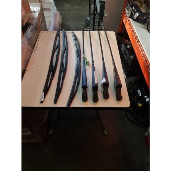 2 BOSCH WINDSHIELD WIPER ASSEMBLIES AND 3 WIPER BLADES 31 INCH