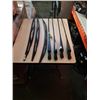 Image 1 : 2 BOSCH WINDSHIELD WIPER ASSEMBLIES AND 3 WIPER BLADES 31 INCH
