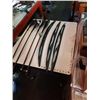 Image 5 : 2 BOSCH WINDSHIELD WIPER ASSEMBLIES AND 3 WIPER BLADES 31 INCH