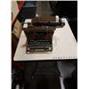 Image 1 : VINTAGE UNDERWOOD TYPEWRITER