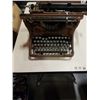 Image 2 : VINTAGE UNDERWOOD TYPEWRITER