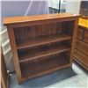 Image 1 : PINE BOOKSHELF