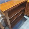 Image 2 : PINE BOOKSHELF