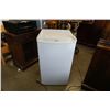 Image 1 : WHITE SUNBEAM BAR FRIDGE