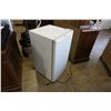 Image 2 : WHITE SUNBEAM BAR FRIDGE
