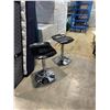 Image 2 : PAIR OF MODERN BLACK AND CHROME ADJUSTABLE HEIGHT BAR STOOLS