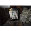 Image 3 : MARILYN MONROE COLLECTIBLES: HAND BAG, COIN PURSE, FRAMED PHOTO, PLAYING CARDS, MUGS, ASHTRAY, CD, C
