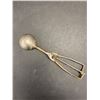 Image 2 : Vintage Gilchrist #30 Metal Ice Cream Scoop