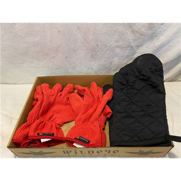 Kuraidori gloves and oven mits