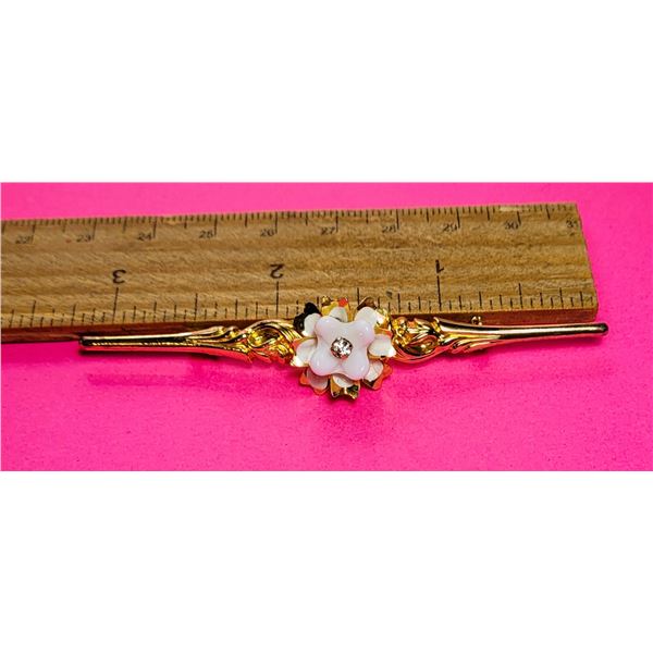 13)  VINTAGE STYLE GOLD TONE AND WHITE FLOWER