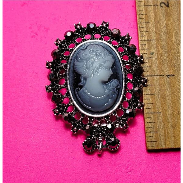 10)  ANTIQUED SILVER TONE OVAL GREY CAMEO