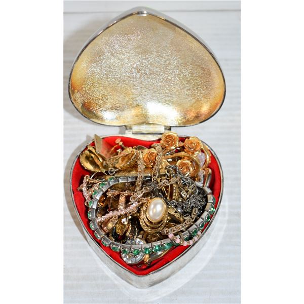 HEART JEWELERY BOX W/ VARIOUS CONTENTS