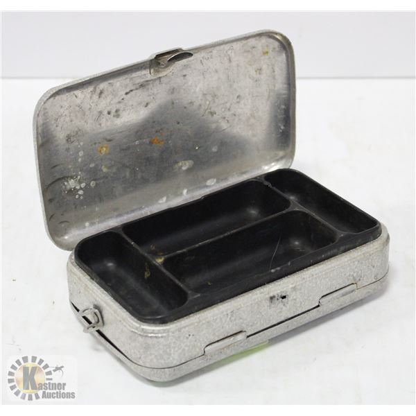 UMCO MODEL P-9 FISHING TACKLE CASE 1950'S