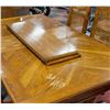 Image 6 : SOLID WOOD DINING ROOM TABLE WITH LEAF & 7 CHAIRS